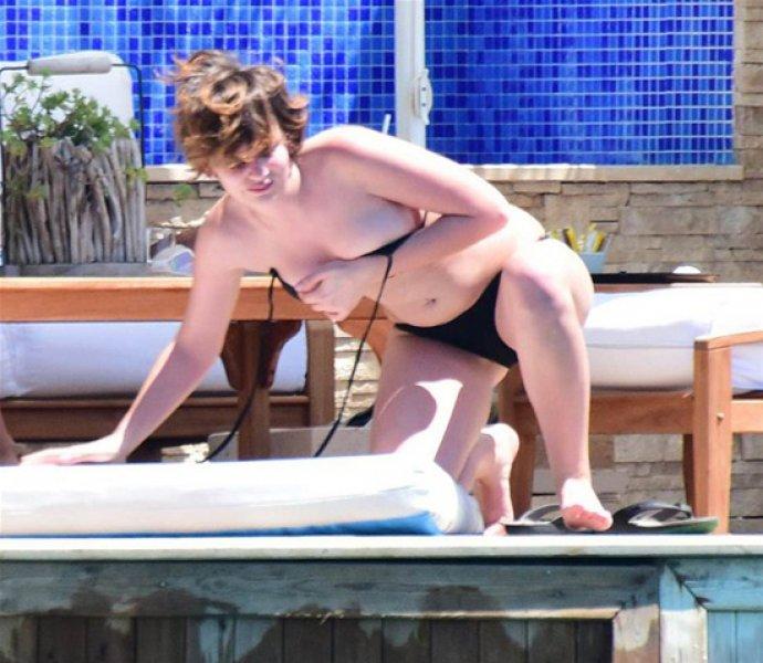 Farah Zeynep Abdullah güneşlenirken fena yakalandı