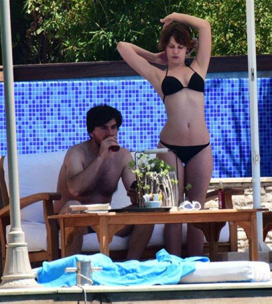 Farah Zeynep Abdullah güneşlenirken fena yakalandı