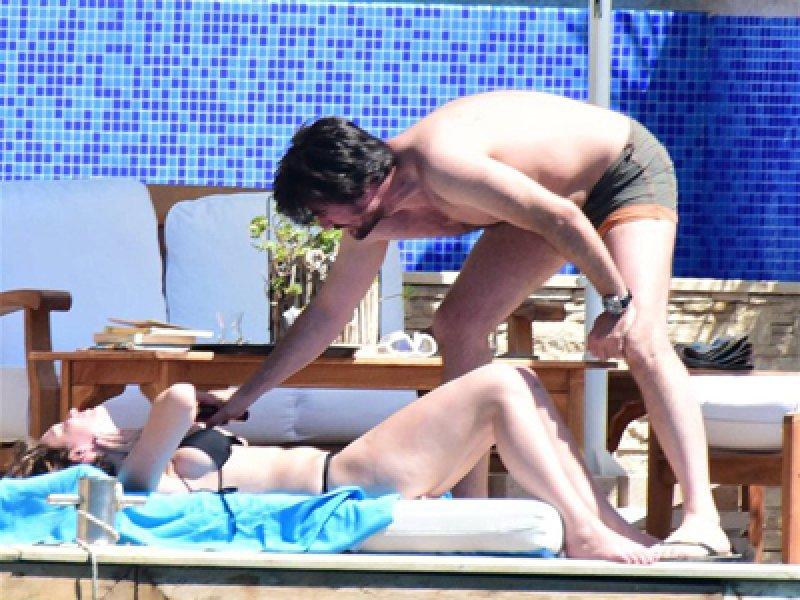 Farah Zeynep Abdullah güneşlenirken fena yakalandı