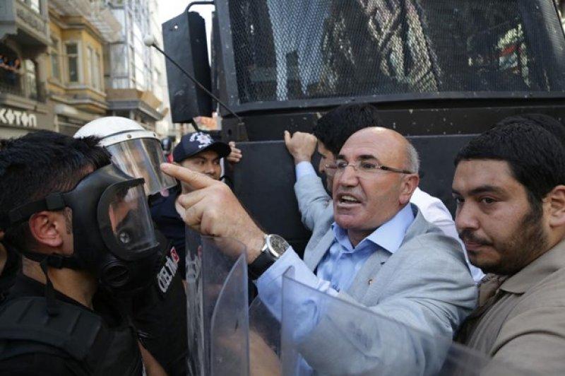 CHP'li Mahmut Tanal TOMA'nın üzerine çıktı