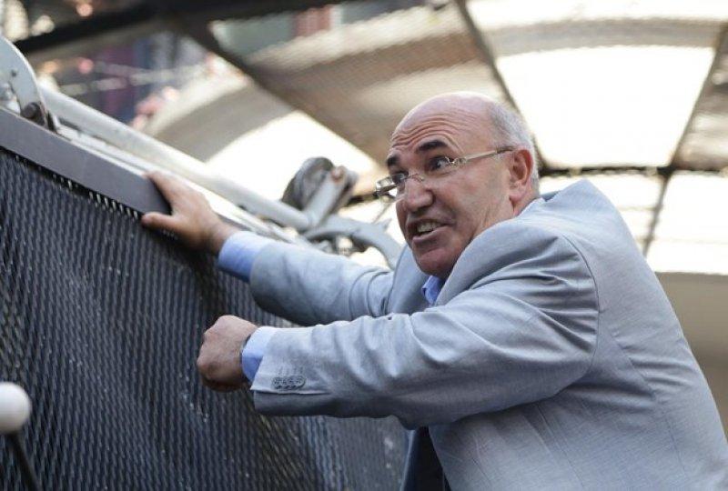 CHP'li Mahmut Tanal TOMA'nın üzerine çıktı