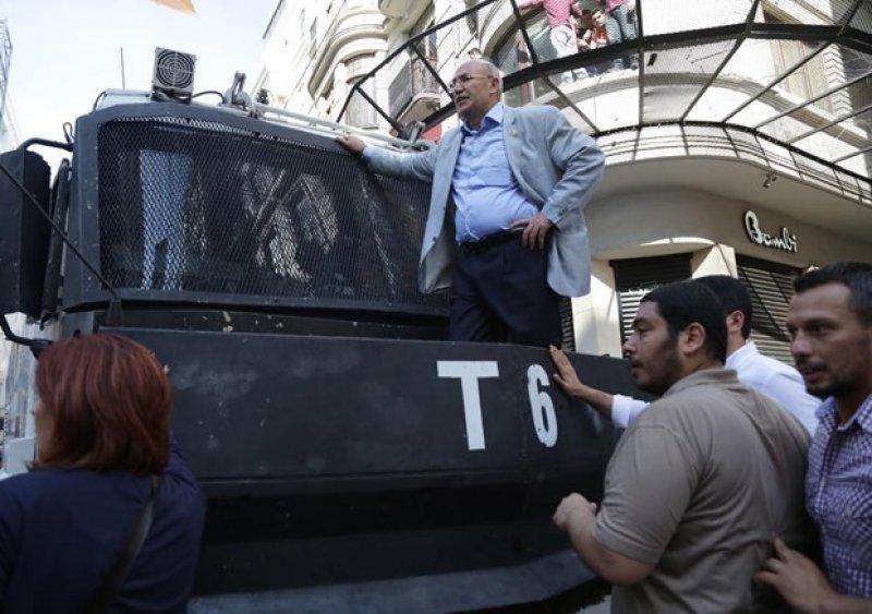 CHP'li Mahmut Tanal TOMA'nın üzerine çıktı