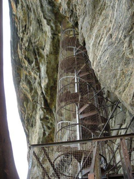 Dağın tepesindeki gizemli yapı Aslan Kayası