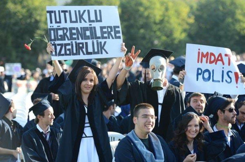 Boğaziçi Üniversitesi mezuniyet töreninde pankartlar konuştu
