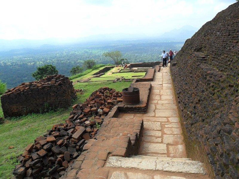 Dağın tepesindeki gizemli yapı Aslan Kayası