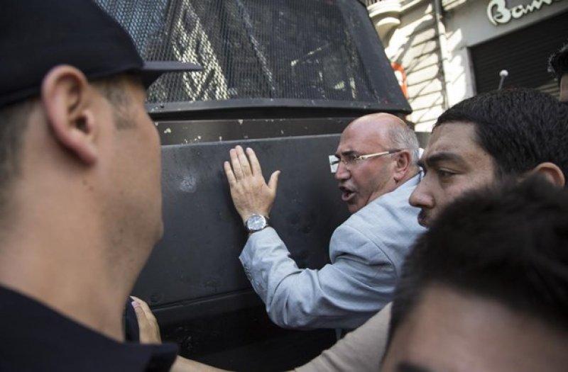 CHP'li Mahmut Tanal TOMA'nın üzerine çıktı