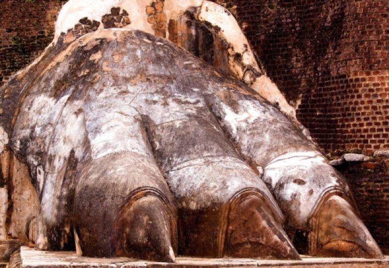 Dağın tepesindeki gizemli yapı Aslan Kayası