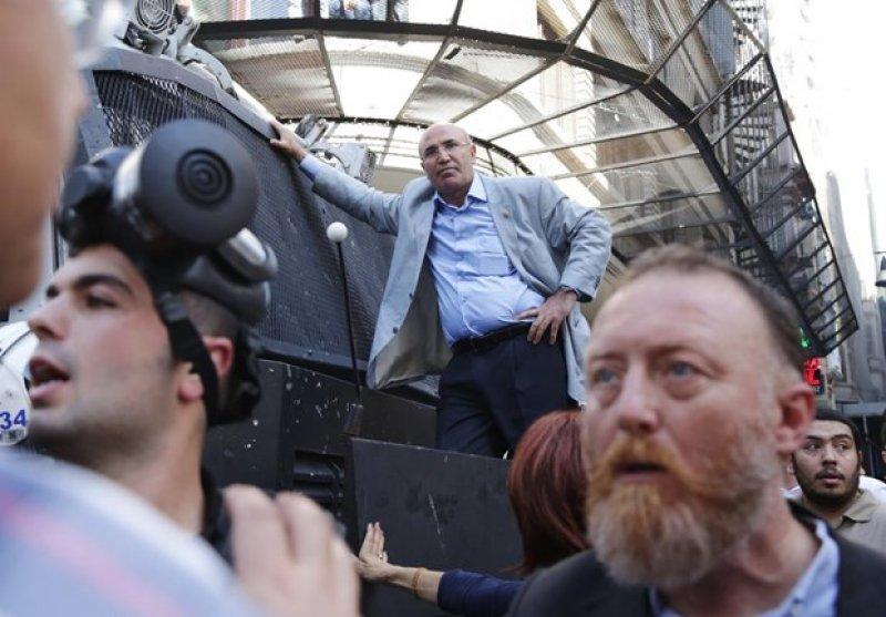 CHP'li Mahmut Tanal TOMA'nın üzerine çıktı