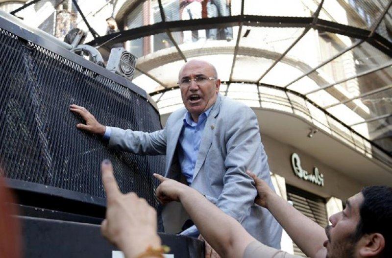 CHP'li Mahmut Tanal TOMA'nın üzerine çıktı