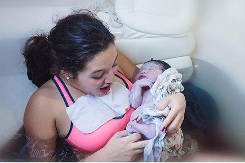 Fotoğrafçı Kathy Rosario suda doğumu görüntüledi