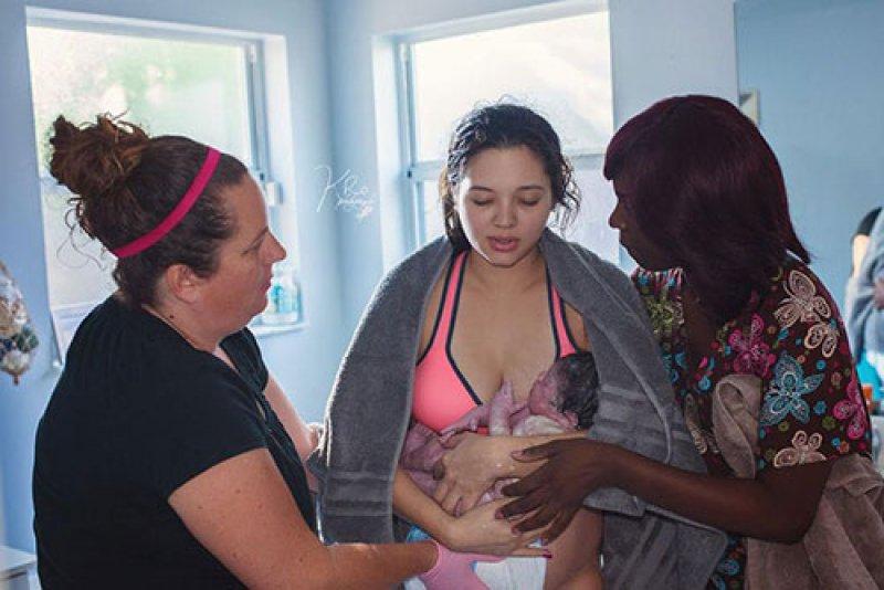 Fotoğrafçı Kathy Rosario suda doğumu görüntüledi