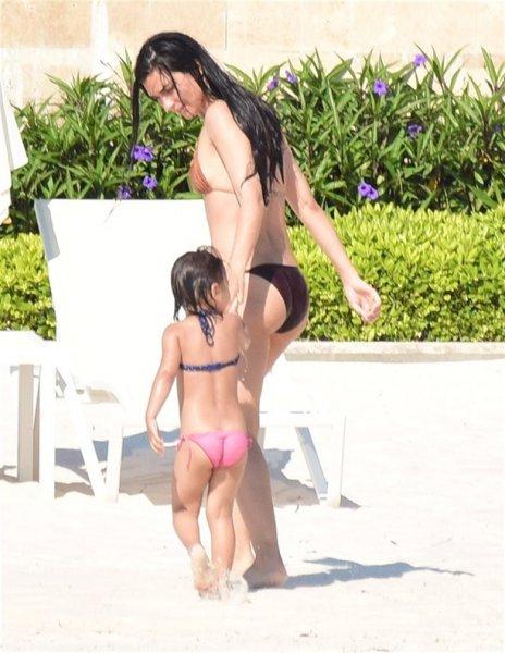 Tuba Büyüküstün tatilde