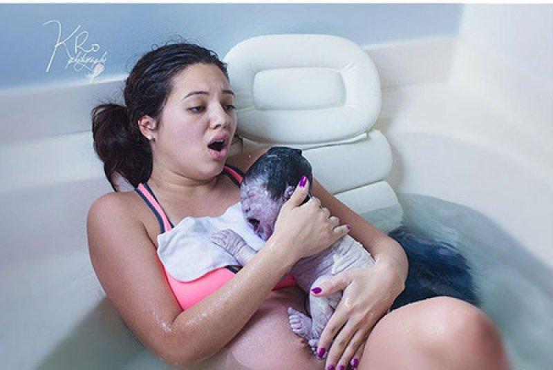 Fotoğrafçı Kathy Rosario suda doğumu görüntüledi