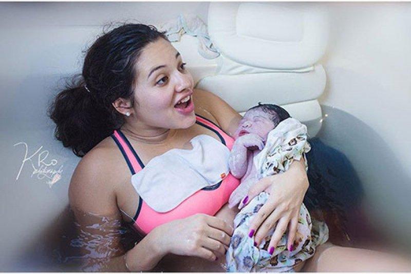 Fotoğrafçı Kathy Rosario suda doğumu görüntüledi