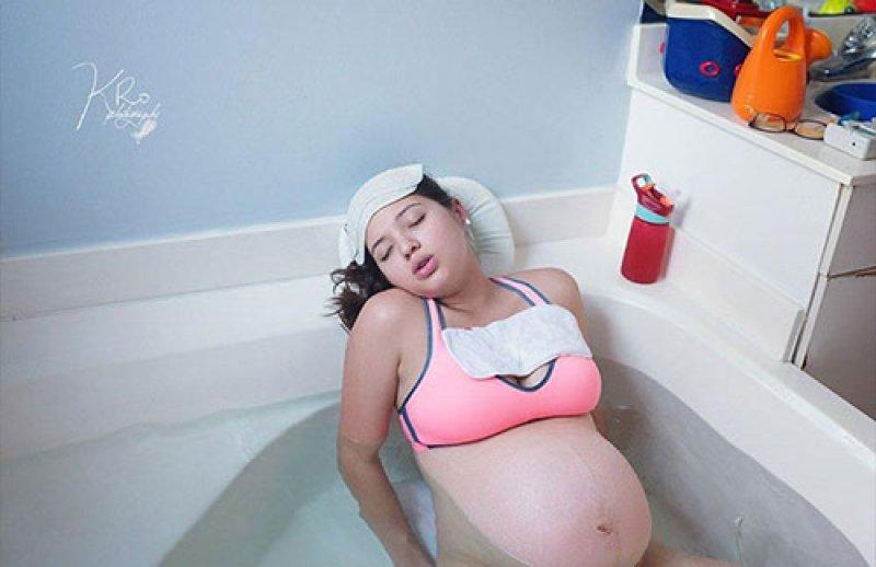 Fotoğrafçı Kathy Rosario suda doğumu görüntüledi