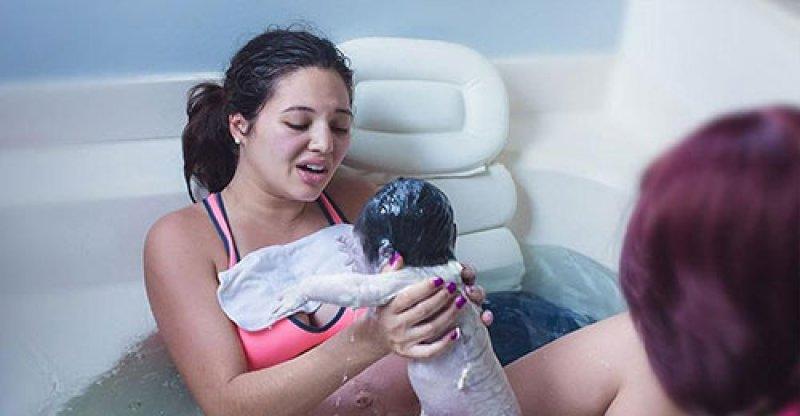 Fotoğrafçı Kathy Rosario suda doğumu görüntüledi