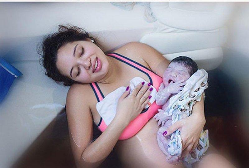 Fotoğrafçı Kathy Rosario suda doğumu görüntüledi