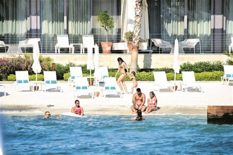 Tuba Büyüküstün tatilde