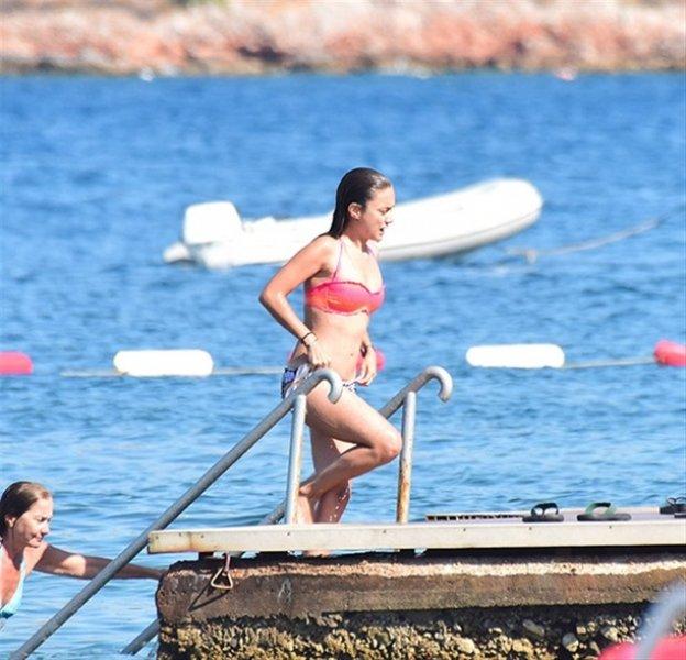 Damla Sönmez tatil sezonunu  Bodrum’da açtı