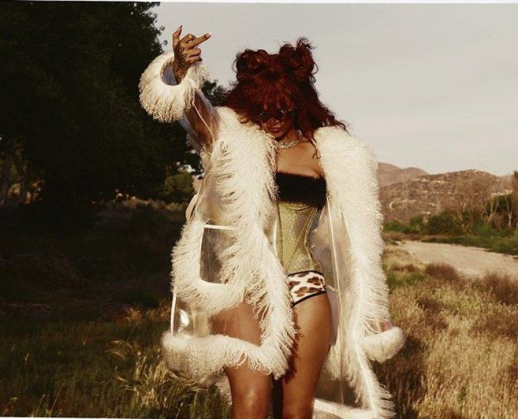 Rihanna'nın yeni klibinden görüntüler