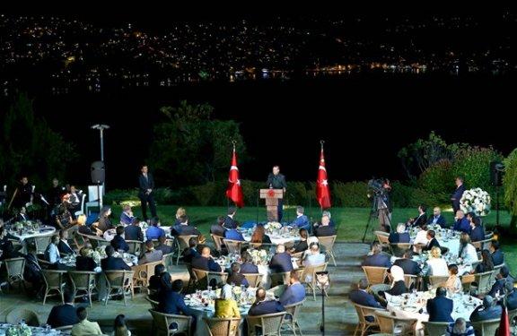 Cumhurbaşkanı Erdoğan sanatçılarla iftar yaptı