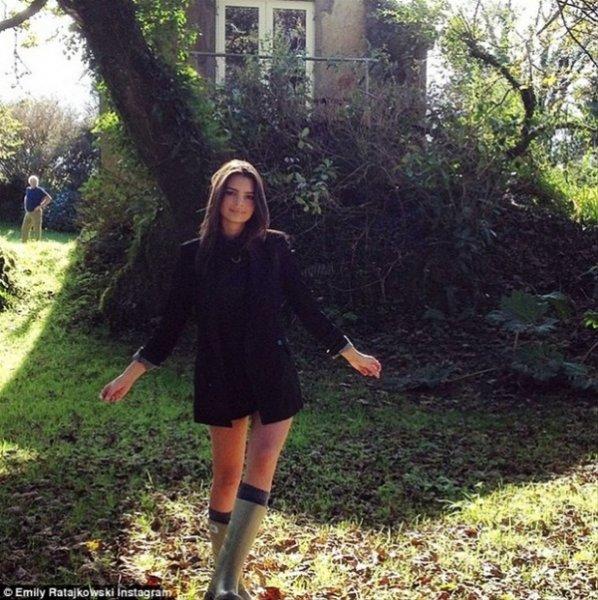 Ünlü model Emily Ratajkowski Instagram'da büyüledi