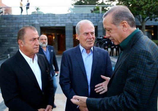 Cumhurbaşkanı Erdoğan sanatçılarla iftar yaptı