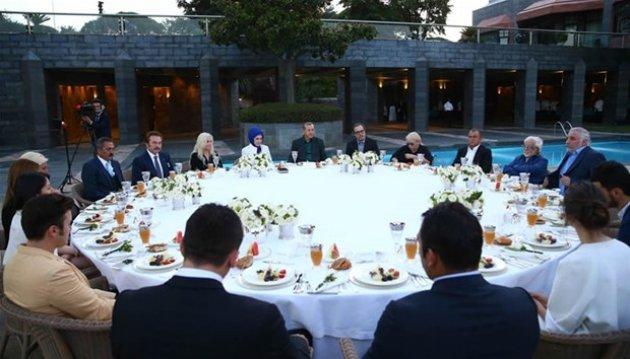 Cumhurbaşkanı Erdoğan sanatçılarla iftar yaptı