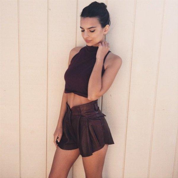 Ünlü model Emily Ratajkowski Instagram'da büyüledi