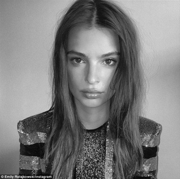 Ünlü model Emily Ratajkowski Instagram'da büyüledi