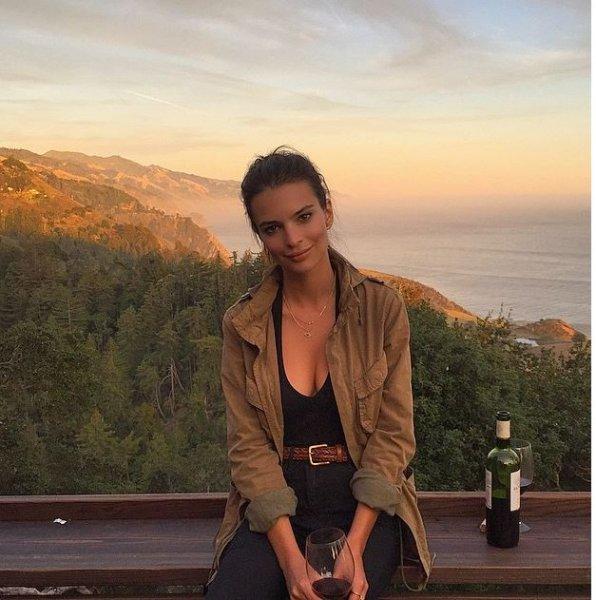 Ünlü model Emily Ratajkowski Instagram'da büyüledi