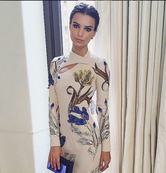 Ünlü model Emily Ratajkowski Instagram'da büyüledi