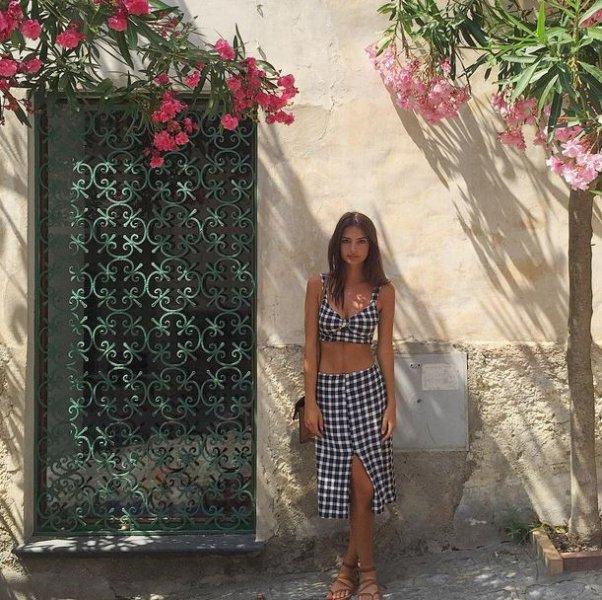 Ünlü model Emily Ratajkowski Instagram'da büyüledi