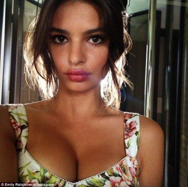 Ünlü model Emily Ratajkowski Instagram'da büyüledi