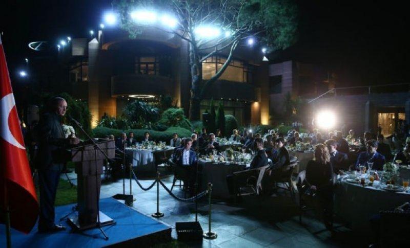 Cumhurbaşkanı Erdoğan sanatçılarla iftar yaptı