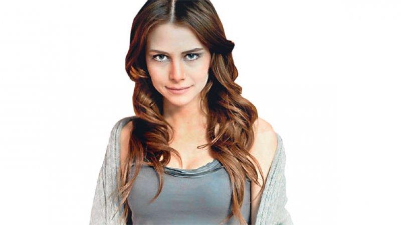 Ezgi Asaroğlu'nun makyajsız fotoğrafı şaşırttı 