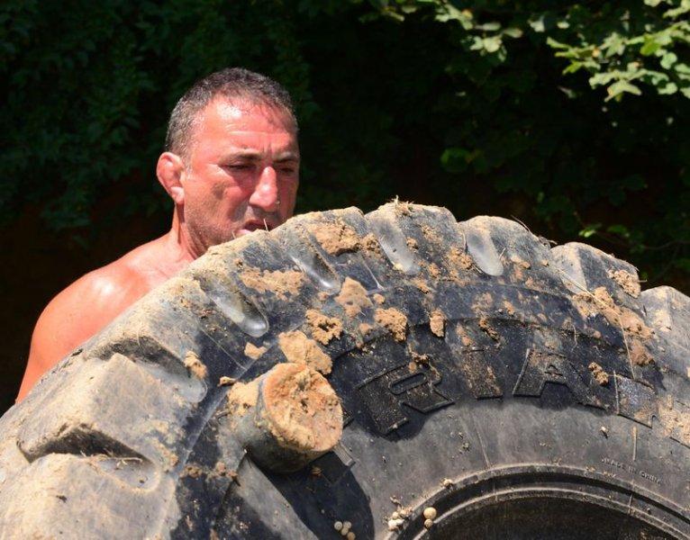 Ahmet Taşçı 300 kiloluk lastikle antrenman yapıyor