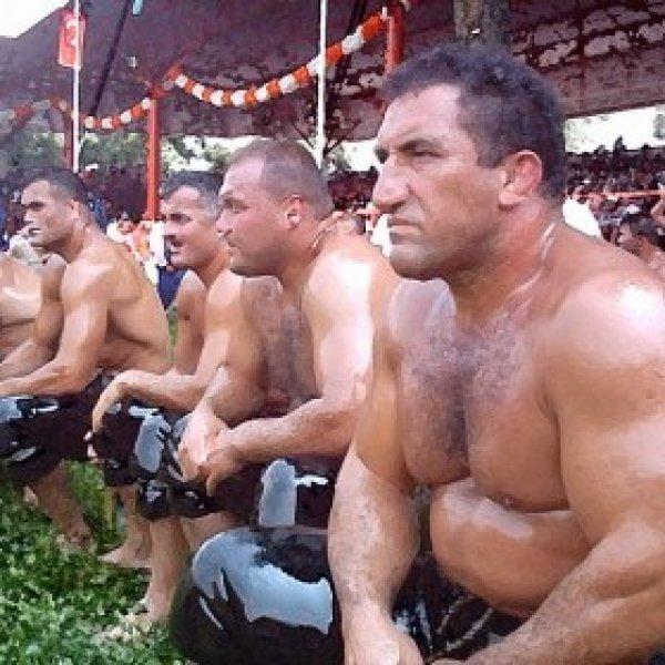 Ahmet Taşçı 300 kiloluk lastikle antrenman yapıyor