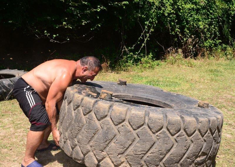 Ahmet Taşçı 300 kiloluk lastikle antrenman yapıyor