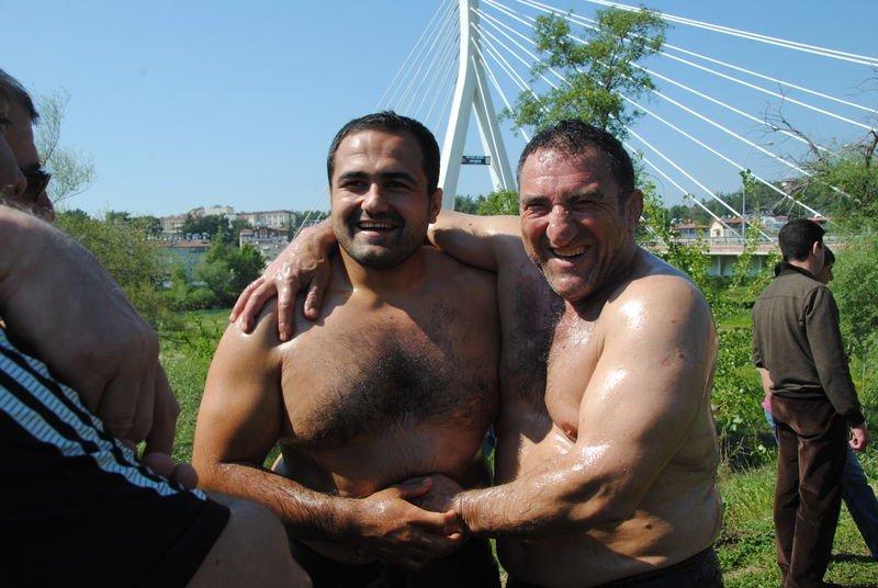 Ahmet Taşçı 300 kiloluk lastikle antrenman yapıyor