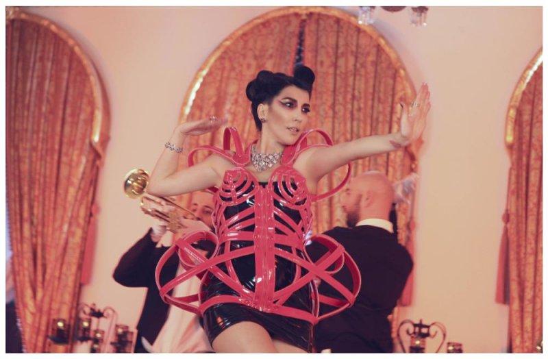 Hande Yener'den seksi klip