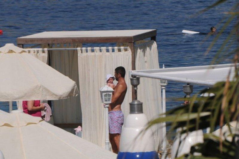 Burak Yılmaz'ın kızı Nazlı'yı havuza soktu