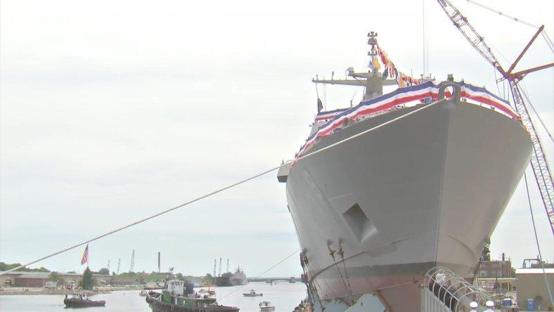 Denize indirilen savaş gemisi yürekleri ağza getirdi