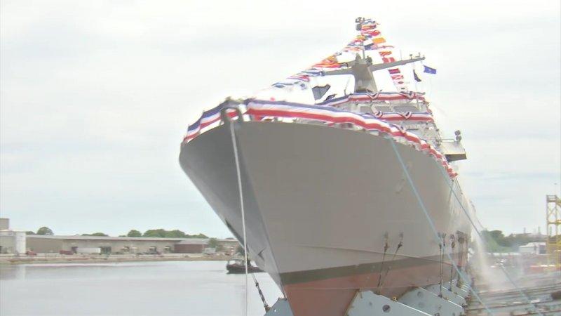 Denize indirilen savaş gemisi yürekleri ağza getirdi