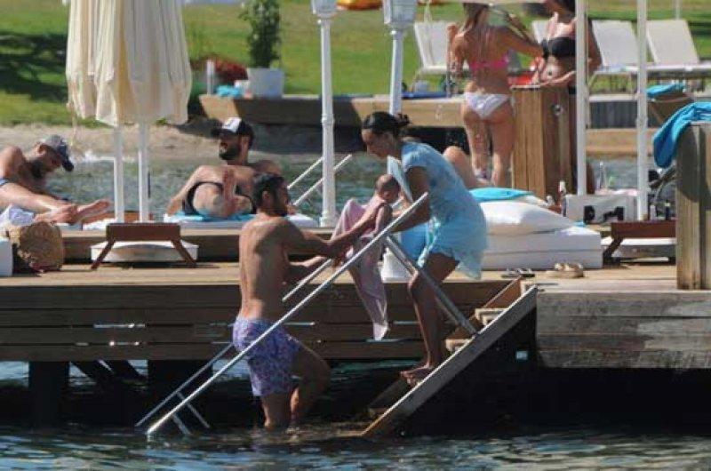 Burak Yılmaz'ın kızı Nazlı'yı havuza soktu