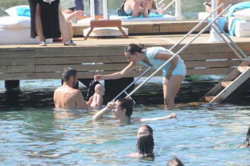 Burak Yılmaz'ın kızı Nazlı'yı havuza soktu