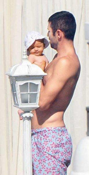 Burak Yılmaz'ın kızı Nazlı'yı havuza soktu