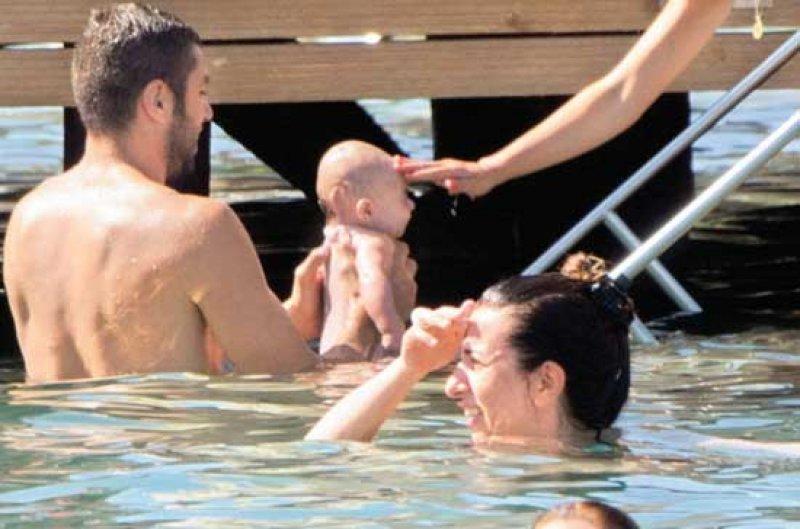 Burak Yılmaz'ın kızı Nazlı'yı havuza soktu