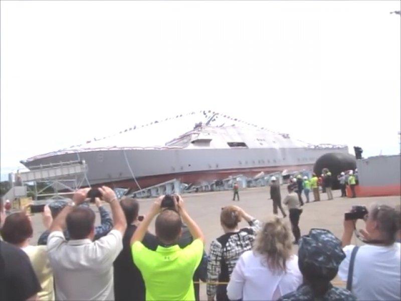 Denize indirilen savaş gemisi yürekleri ağza getirdi