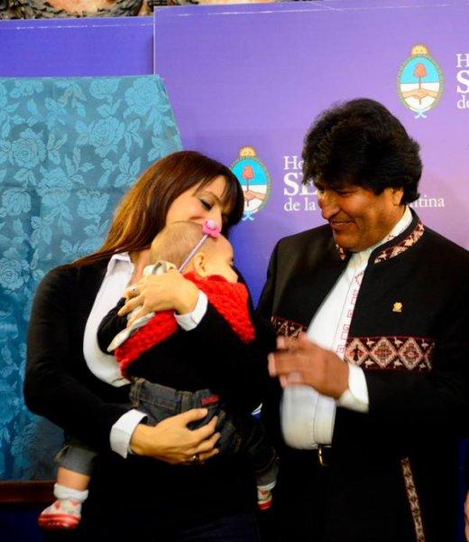 Kadın vekil Victoria Perez Meclis'te bebeğini emzirdi 